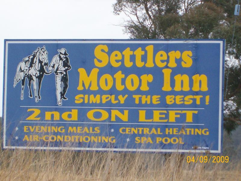 Settlers Motor Inn Тентерфилд Экстерьер фото